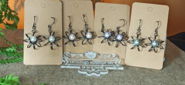 Ohrhänger Kupfer Blüte mit Glasperle Schwarz